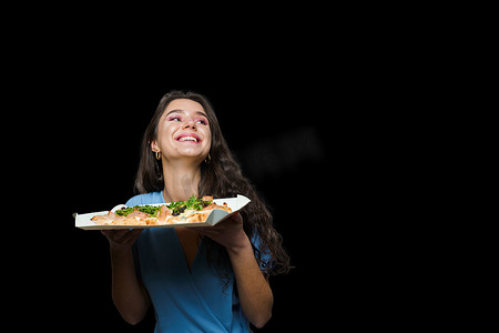 女快递员与 pinsa romana 美食意大利美食黑色背景。