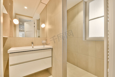 欧式洗手池摄影照片_洗手池和镜子靠近浴室门