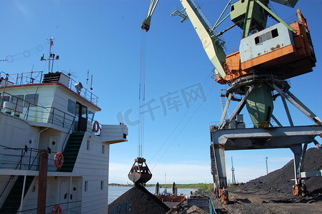 码头货物起重机在科雷马河港装载煤炭
