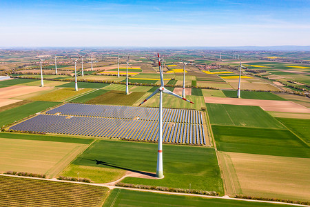 农田之间风力涡轮机中太阳能公园太阳能电池板的全景