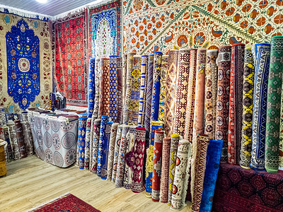亚洲商店、商店里有民族地毯、装饰性民间包、许多带有刺绣的华丽枕头。