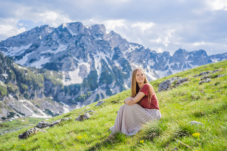 黑山美丽的杜米托尔国家公园山湖景观中的女游客，有湖冰川和反射山