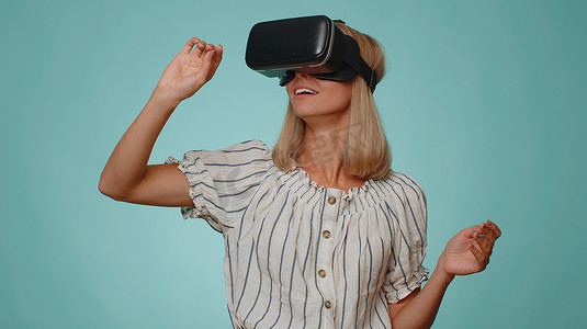 女性使用虚拟现实未来技术 VR 耳机头盔玩模拟 3D 视频游戏