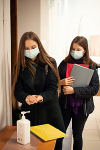 两名学生进入大学大楼时用手消毒