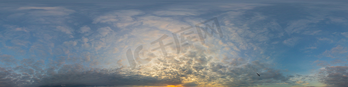 球形脉络摄影照片_深蓝色日落天空与金色积云的全景。