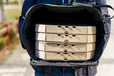保温袋与 4 盒披萨的孤立照片。