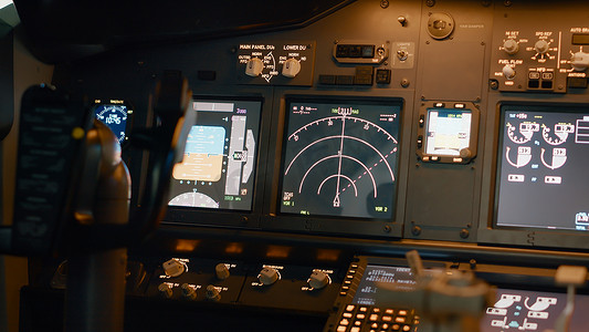 飞机机舱内无人，配有控制面板和导航罗盘