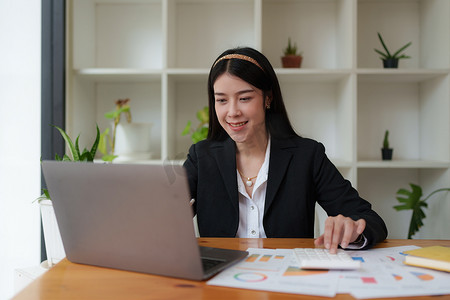 分析人员摄影照片_顾问业务人员和分析人员阅读和撰写公司财务报告。