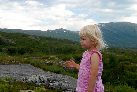 斯堪的纳维亚生活方式——野外的小女孩