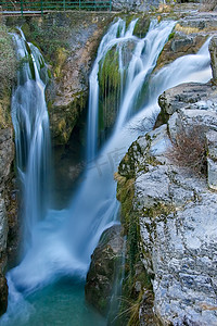 和牛摄影照片_莫利诺德阿索瀑布，奥尔德萨，韦斯卡（西班牙）
