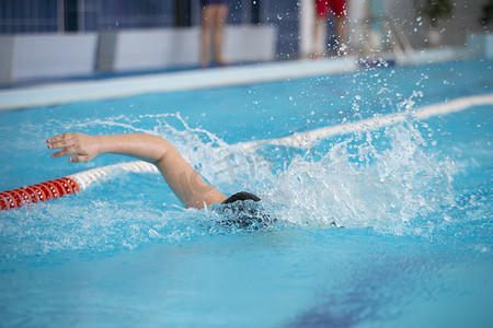 一名运动员正在运动池里游泳。