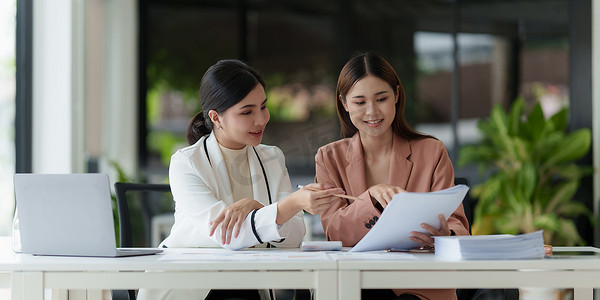 亚洲女商人或会计师在办公桌、账户、咨询、审计和储蓄概念上用计算器和文书工作进行数学和分析