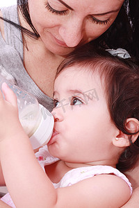 白色背景中的母婴从瓶子里喝牛奶