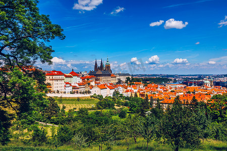 布拉格在阳光明媚的一天，欣赏捷克共和国布拉格老城区的景色。