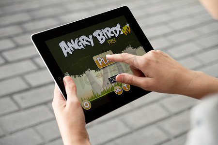 苹果游戏摄影照片_在 Apple Ipad2 上玩《愤怒的小鸟》