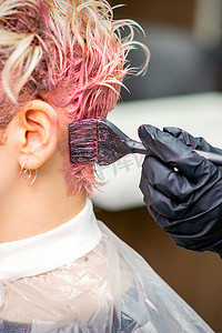 理发师将头发染成粉红色