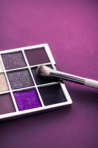 紫色背景的眼影调色板和化妆刷、眼影化妆品产品作为奢华美容品牌促销和假日时尚博客设计