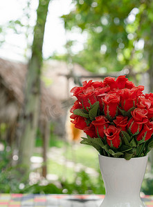 桌上花瓶里的假红玫瑰花
