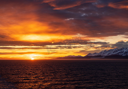 阿拉斯加费尔韦瑟山和冰川湾国家公园的日落