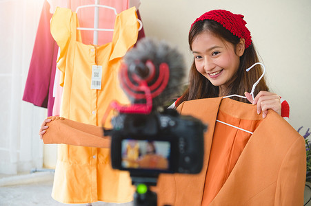 美女年轻亚洲Vlogger博主采访专业DSLR数码相机电影视频直播。