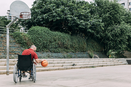 残疾人在篮球场上做运动