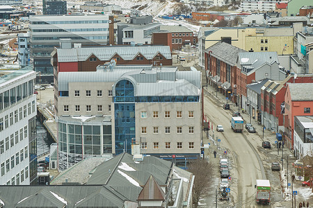 挪威博多市的鸟瞰图，有一条繁忙的主干道。