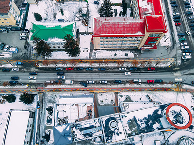 从空中俯视欧洲小城市的道路，屋顶被雪覆盖