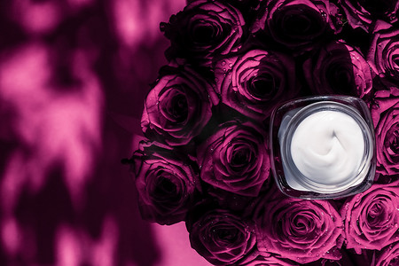 粉红玫瑰花上的面霜皮肤保湿剂、花卉背景的豪华护肤化妆品作为美容品牌假日平底设计