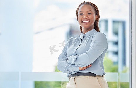 黑人女性、商业肖像和快乐的企业家，在现代办公机构的窗口有远见、动力和承诺。