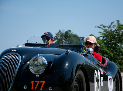 捷豹 XK120 OTS ROADSTER 1950 年在一辆旧赛车上参加 2022 年著名意大利历史赛事 Mille Miglia 拉力赛（1927-1957 年）