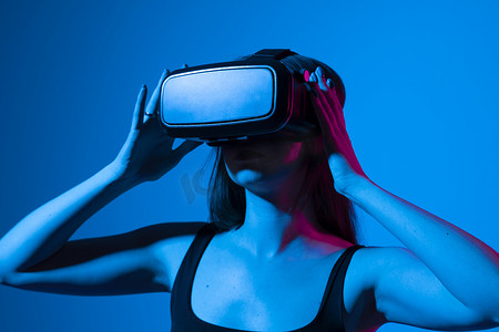 虚拟现实现实摄影照片_享受 VR 体验的女人。