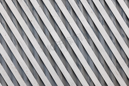 灰色波纹金属板上的白色对角木板 — 平坦的全框背景和纹理