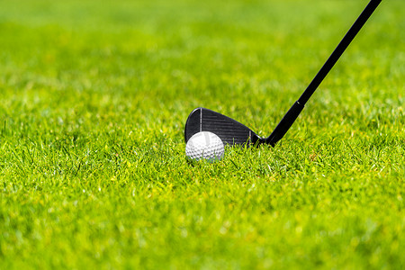 高尔夫球铁杆准备在高尔夫球场的绿草上击球