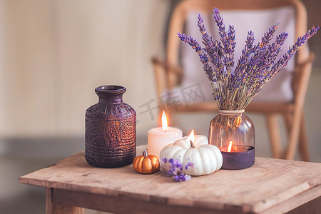 秋季 hygge 家居装饰布置，hygge 和舒适的概念，燃烧白色香薰蜡烛