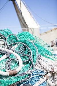 水产养殖摄影照片_夏季港口的渔网拖网绳 putdoor