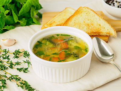 美味浓汤，配以混合蔬菜 - 花椰菜、西兰花、胡萝卜、土豆、大蒜、西红柿。