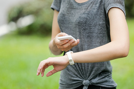 带心率监测器运动手表和手机的运动女性