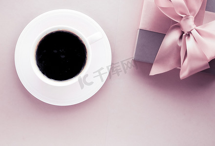 腮红粉色背景的豪华礼盒和咖啡杯，平铺设计，适合浪漫假期和生日惊喜