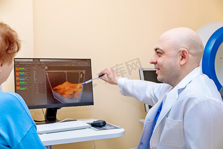 一位男性眼科医生向一位成年女性解释眼部检查的结果，并在电脑上展示了一张图