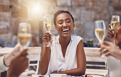 女人在与朋友聚会时用庆祝香槟祝酒，在餐厅用葡萄酒庆祝成功，在社交活动中喝酒。