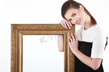 年轻漂亮的微笑女人，带着金色的框架