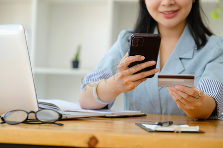 办事指南摄影照片_网上购物和互联网支付，亚洲女性正在使用智能手机和信用卡在数字世界网上购物或办事
