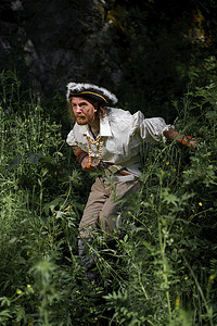海贼王本子摄影照片_海贼船长武装海盗穿过丛林。