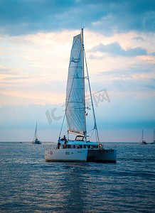 帆船大海摄影照片_泰国普吉岛蓬贴海角日落期间的帆船