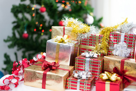 带圣诞树背景的礼品盒，为新年或圣诞派对节日的孩子们带来惊喜。
