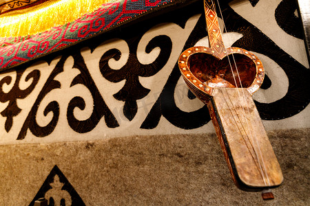 科比兹，哈萨克民族音乐家乐器，在地毯背景上，有哈萨克装饰品，复制空间