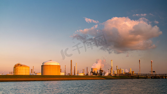 荷兰鹿特丹、鹿特丹港油港油罐码头和化学品运输船