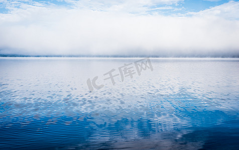 蓝色薄雾摄影照片_分裂蓝色地平线。