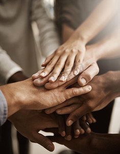 一群人或一群人的手、团队合作和支持，以共同努力、信任和协作的姿态表现出团结、团结和团结。