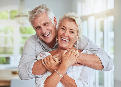 隔空拥抱摄影照片_爱情、夫妻和退休，一对老年男女看起来很幸福，在家里拥抱在一起。